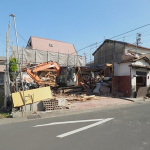 安全に解体工事を行う作業スタッフの笑顔の写真｜完了報告と清掃まで丁寧に対応する真和工業